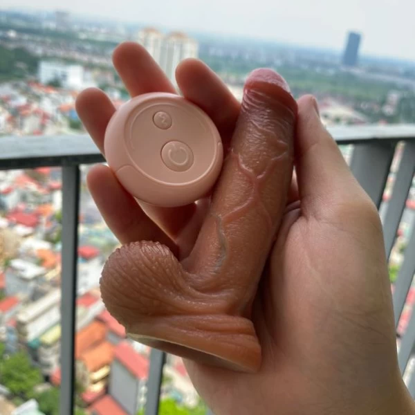 Dương vật giả có đế Excited rung thụt và phát nhiệt pin sạc – Thông tin chi tiết