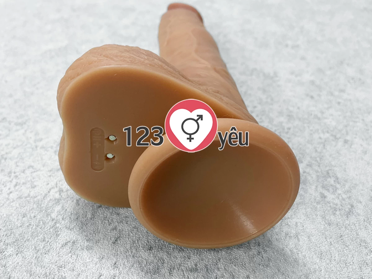 Dương vật giả c&oacute; đế Real Dildo rung, thụt, phát nhi&ecirc;̣t đi&ecirc;̀u khi&ecirc;̉n từ xa
