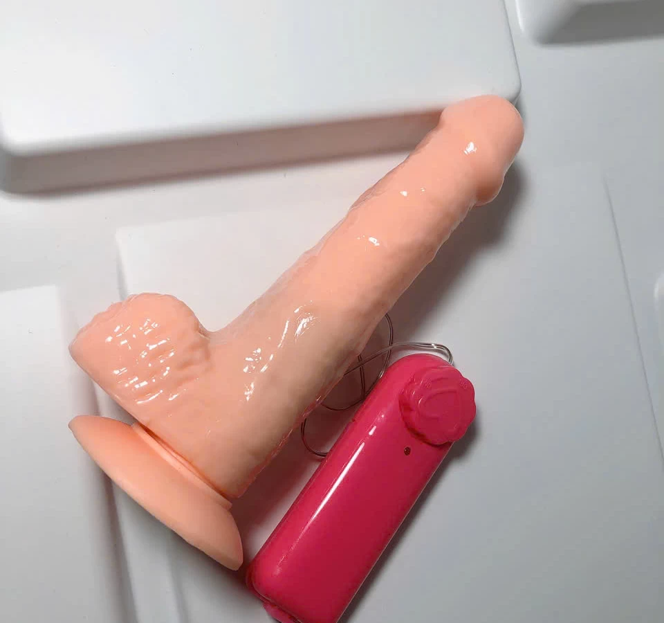 Dương vật giả có đế Royal Ares rung cực mạnh pin sạc