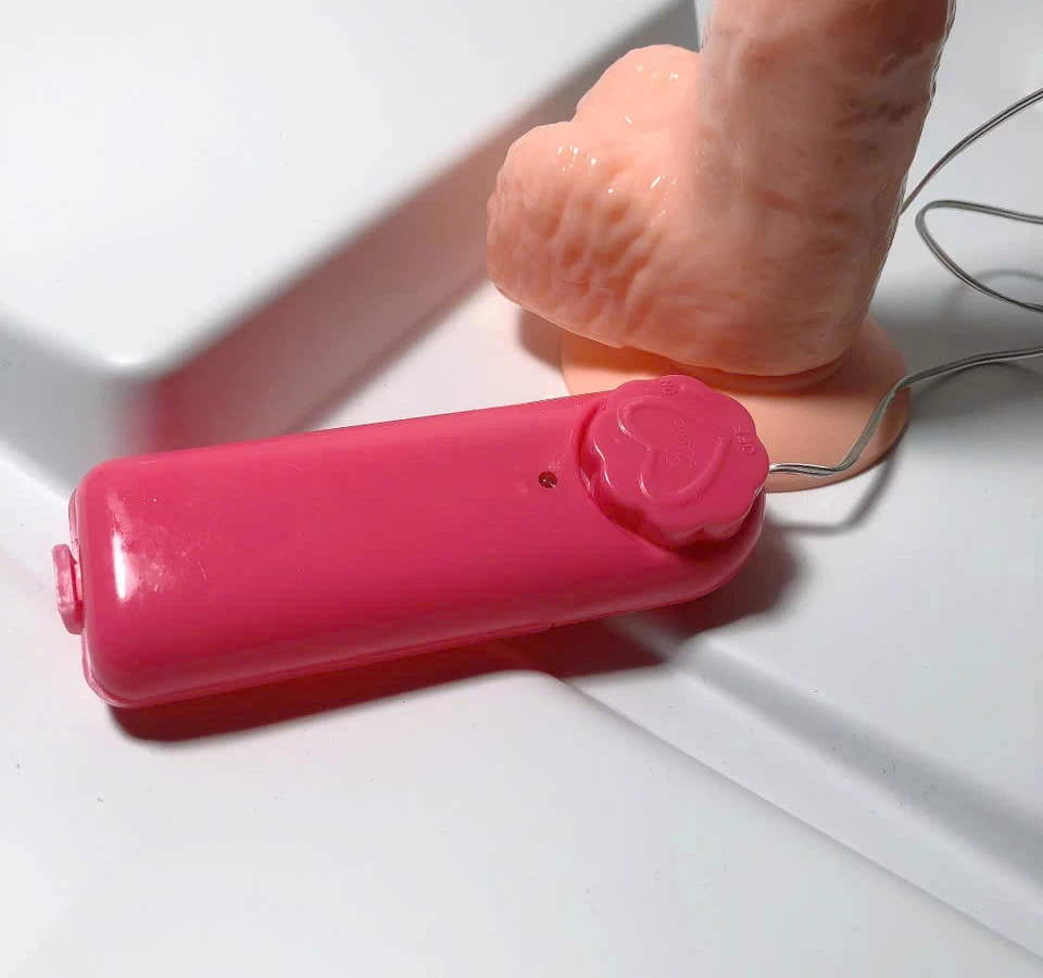 Dương vật giả có đế Royal Ares rung cực mạnh pin sạc