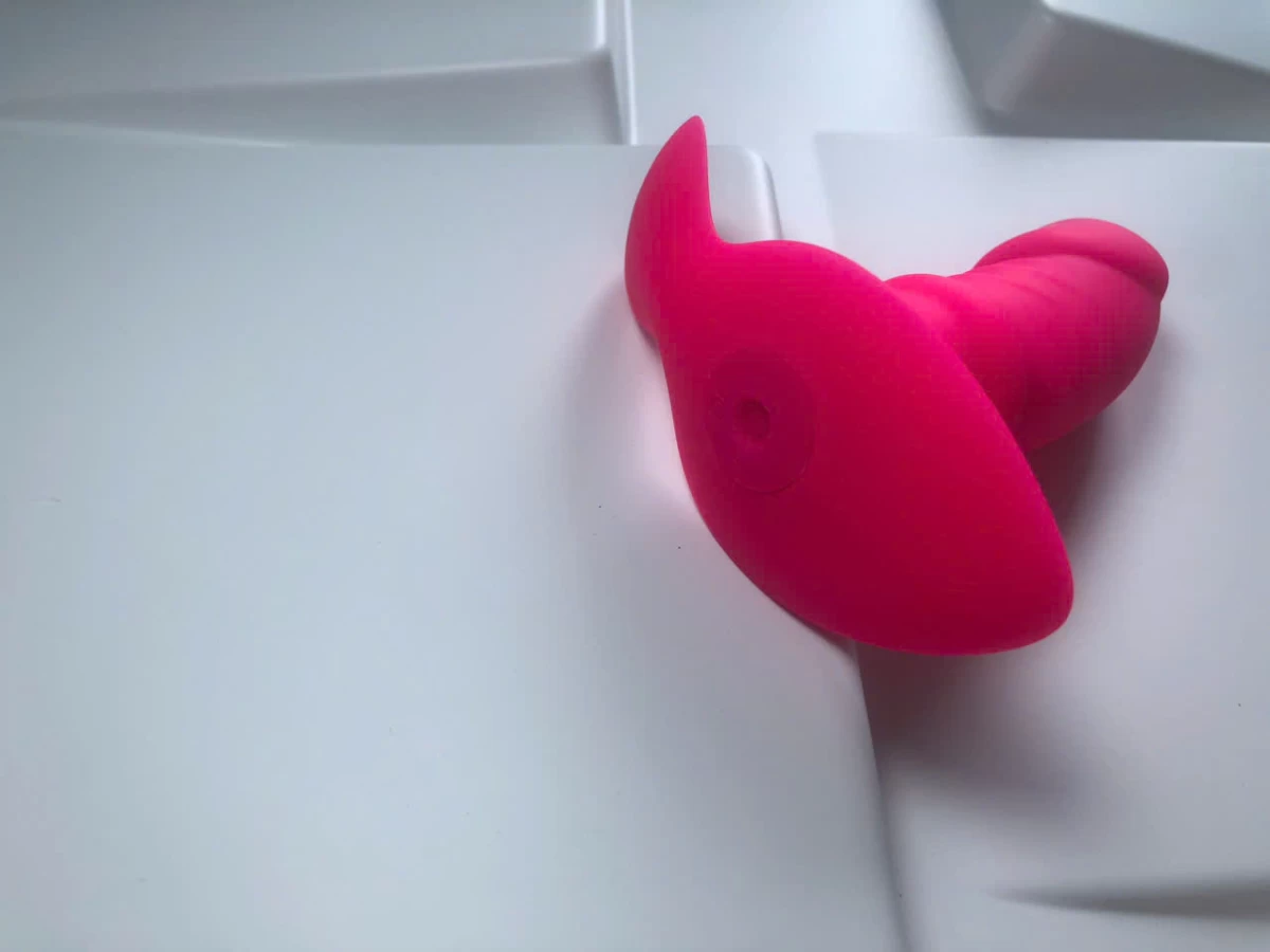 Dương vật giả quần n&oacute;t rung đi&ecirc;̀u khi&ecirc;̉n từ xa